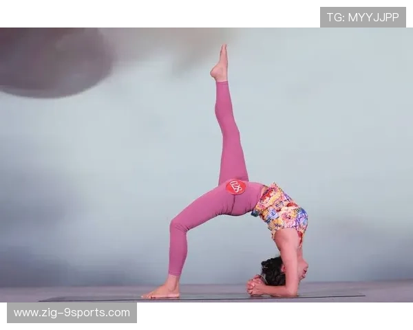 瑜伽选手获得国际比赛最佳教练奖，国际瑜伽大师