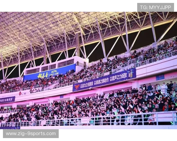 观众席上的热情互动掀起高潮，观众热烈